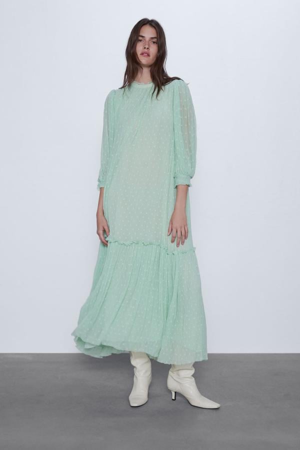 Romántico donde los haya, este vestido de Zara cumple todos los requisitos para ser uno de nuestros favoritos para una boda de primavera. Además, queda bien en cualquier talla y tiene un color que favorece a todo el mundo (49,95 euros).