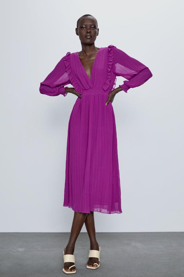 Si no te atrapa por su maravilloso color púrpura lo hará por su tejido plisado. Cuesta menos de 40 euros y para una boda de día es una opción sobresaliente. Sombrero, tocado o diadema y complementos dorados o verdes y triunfarás gracias a Zara (39,95 euros).