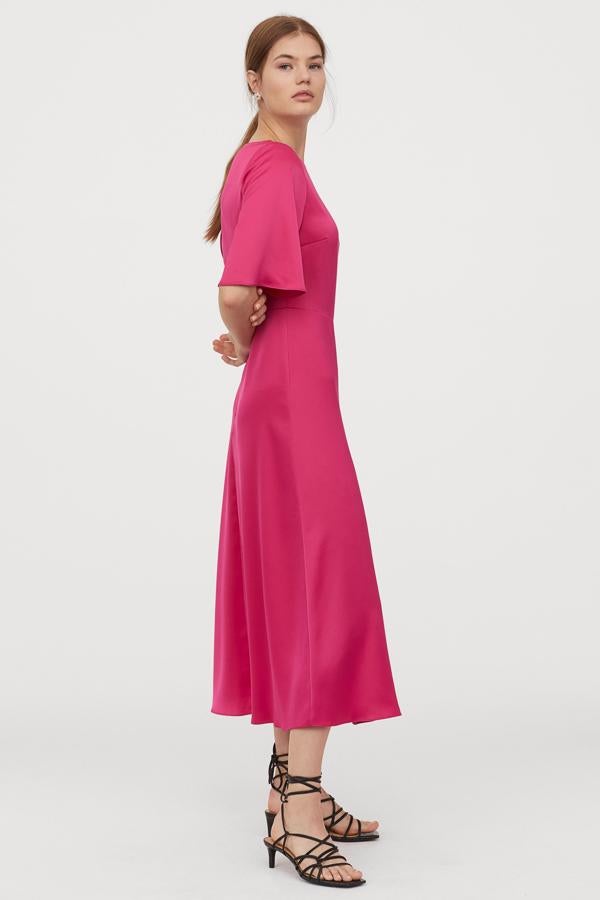 Si buscas un vestido barato, en un color favorecedor, pero con un corte sencillo para luego darle protagonismo a los accesorios, este de H&M es perfecto. Está disponible también en naranja (44,99 euros).