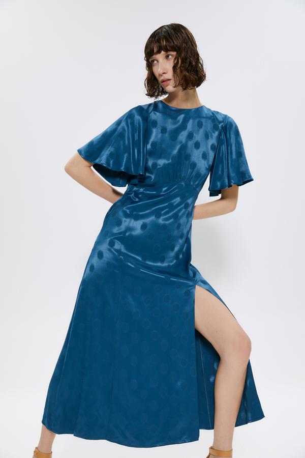 Este tono de azul es uno de los más elegantes que hemos visto en las nuevas colecciones. Si le añades el tejido satinado y los lunares que hace la tela, el resultado es este vestido perfecto de Sfera (49,99 euros). Además, lleva abertura lateral y la espalda al aire: el toque sexy que estabas buscando.