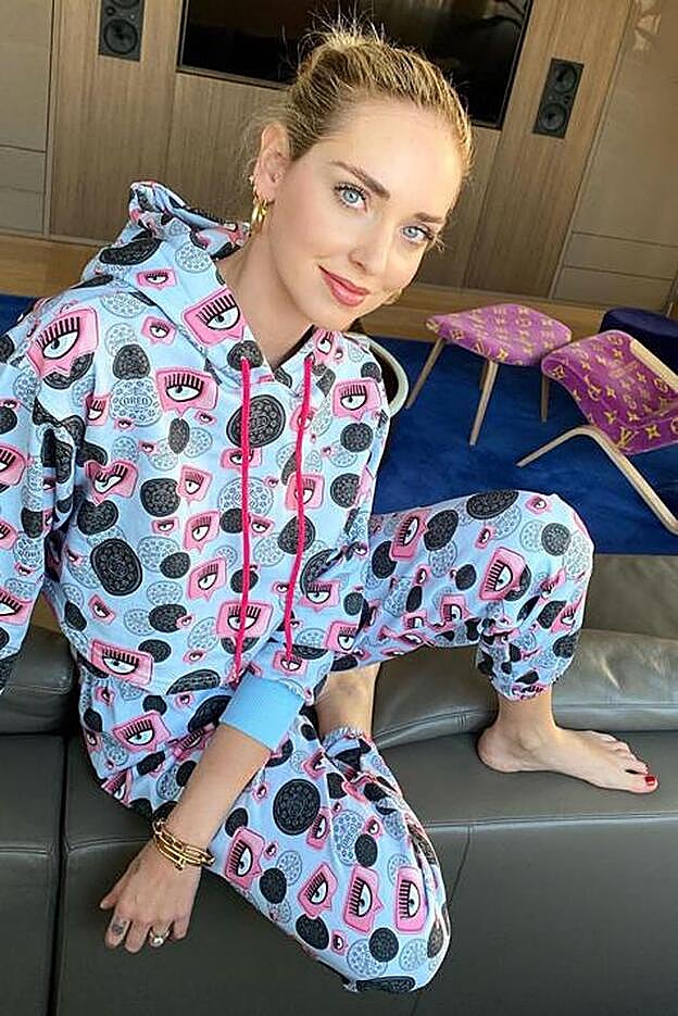 Chiara Ferragni posa en su salón