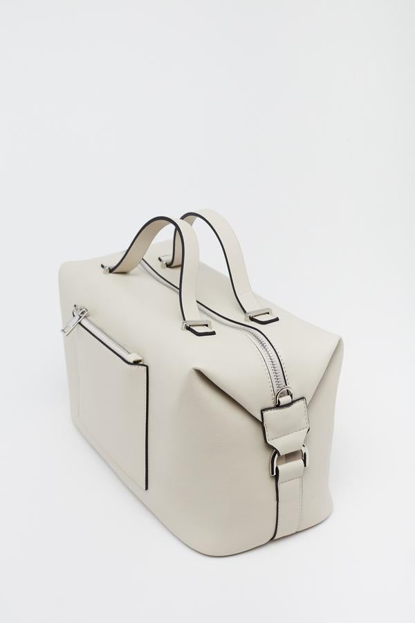 Otro de nuestros favoritos es este bolso bowling de Sfera con bolsillo exterior y asa de los dos tipos. Cuesta 22,99 euros y también está disponible en color rojo.