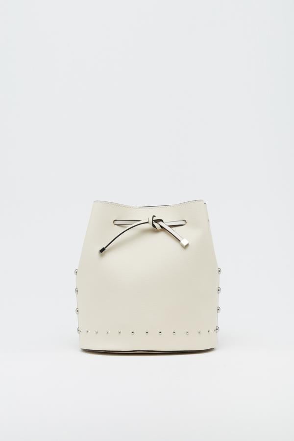 Sfera es una de las firmas que más ha apostado por el blanco en sus nuevas colecciones de temporada, y entre nuestros favoritos está este bolso saco con tachuelas y asa al hombro. Cuesta 16,99 euros.