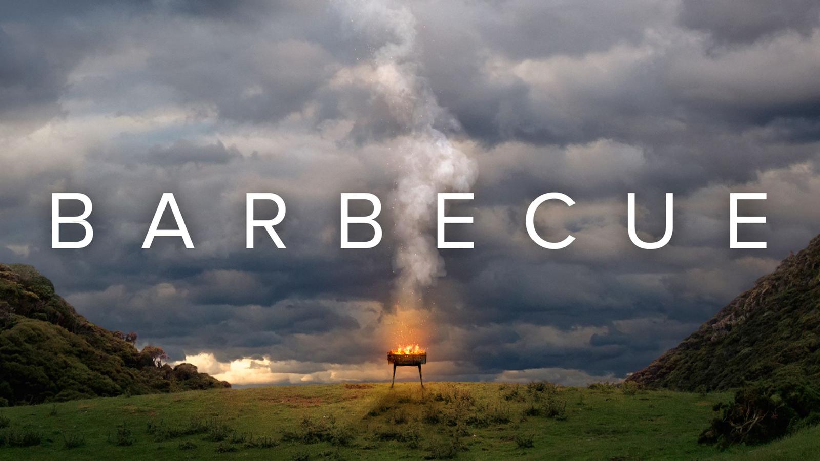 Una barbacoa es mucho más que carne a la parrilla. Esa es la teoría que mantiene este documental, que demuestra que sigue siendo el fuego alrededor del cual se reúne la tribu. La barbacoa ostenta un poder casi mágico para aunar comunidades que no conoce de territorio. Desde Siria a Sudáfrica, pasando por Suecia o Texas la carne a la brasa funciona como un pegamento social.