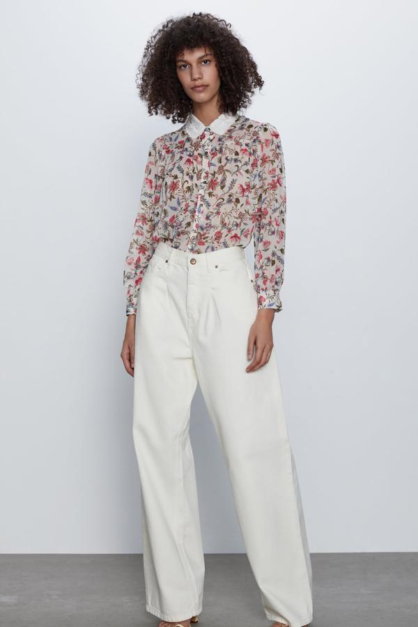 Esta camisa con estampado floral multicolor es de Zara y tiene un precio de 25,95 euros. El cuello solapa está bordado en color blanco y el cierre es con botones. Está disponible de la talla XS a al XL y tiene un precio de 25,95 euros.