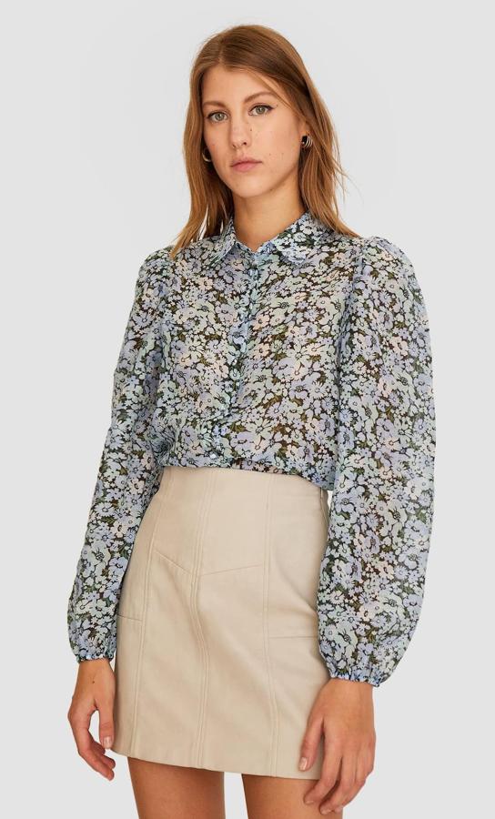 Stradivarius nos propone esta floreada camisa en tonos azul celeste. Con manga abullonada, tiene un precio de 15,99 euros, y está disponible desde la talla XS a la XL.