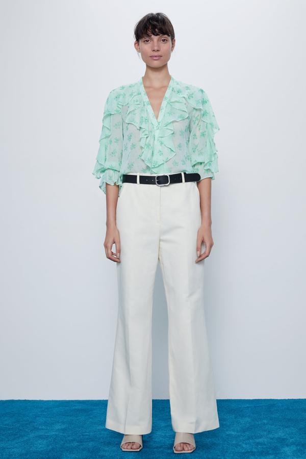 En color verde agua, esta camisa de Zara con escote de pico y volantes te va a encantar. La manga es a la altura del codo y acaba en elástico. Está disponible de la talla XS a la L y cuesta 25,95 euros.