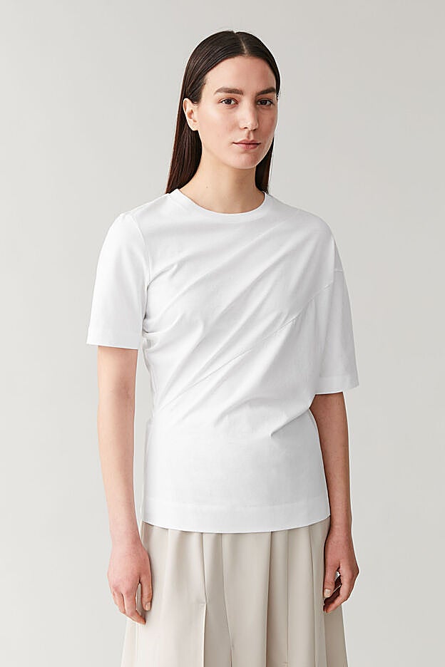 Camiseta blanca de la colección de primavera de COS: