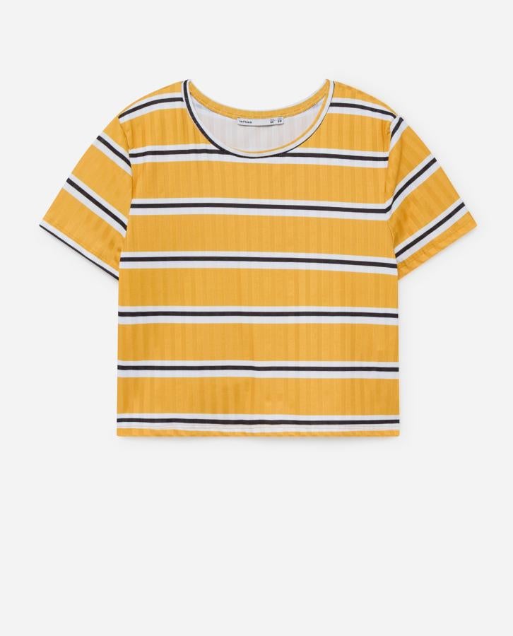 Esta camiseta cropped de Lefties en amarillo juega con el blanco y el azul para las rayas. También está disponible en blanco y negro, y en las tallas S, M y L. Cuesta 6,99 euros.