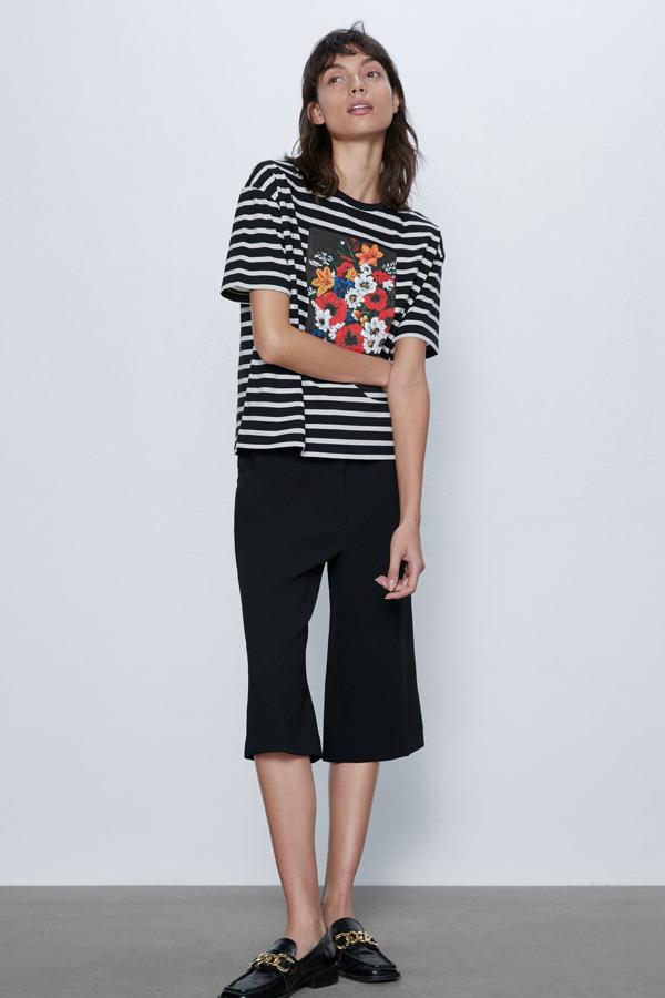 Esta camiseta de rayas con cuello redondo y de manga corta está compuesta por, al menos, un 50% de algodón orgánico. Tiene una estampación de flores en la parte frontal y está disponibles en las tallas S, M y L. Es de Zara y tiene un precio de 12,95 euros.