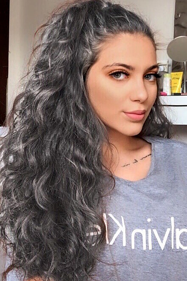 Una maravillosa melena gris que desmiente el mito de que las canas envejecen.