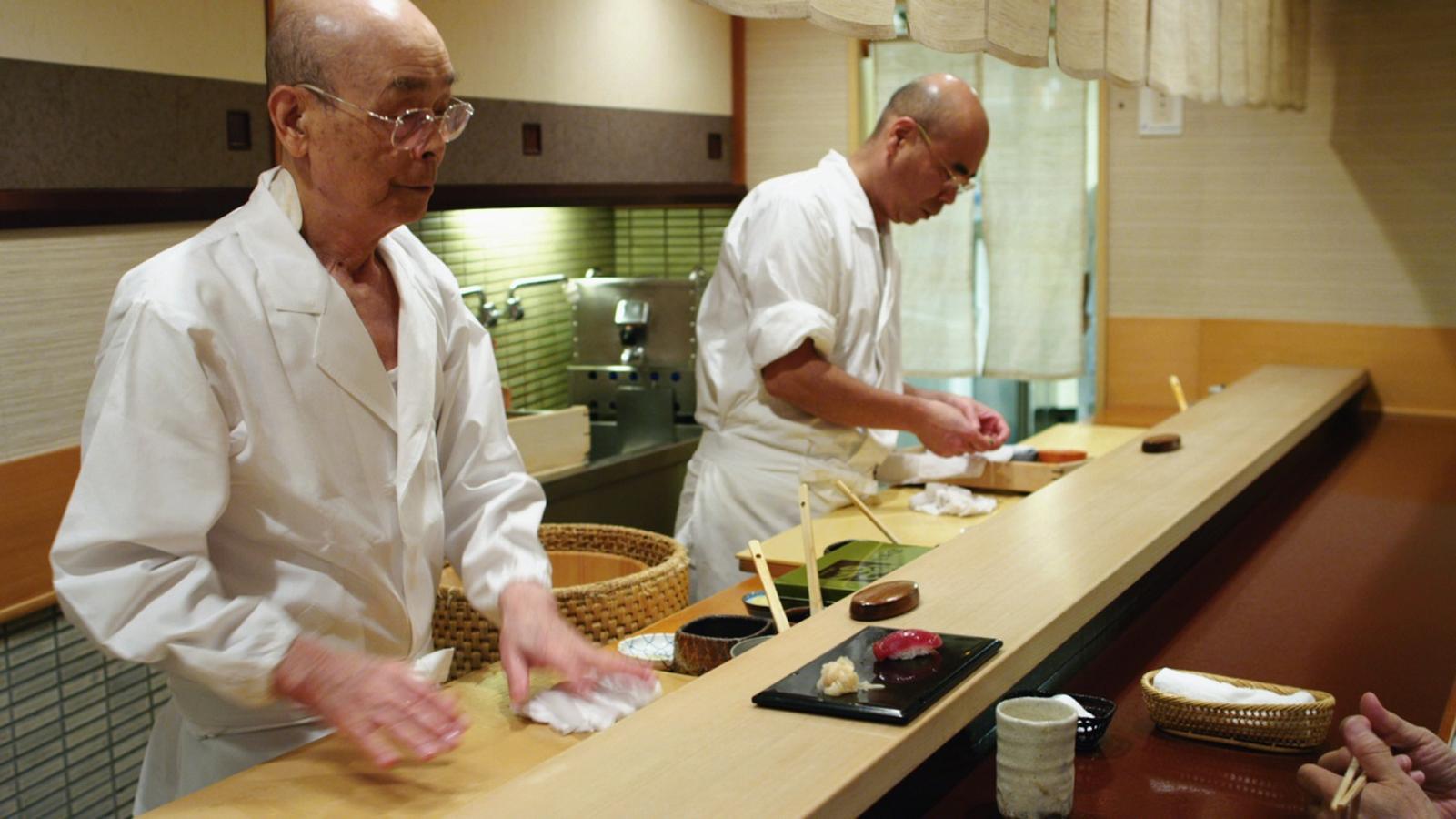 El mejor cocinero de sushi del mundo abre las puertas de su cocina, pero también de su mente por la que asoma un perfeccionismo obsesivo. Emoción e inquietud de la mano de este chef de 85 años, retratado magistralmente por el realizador David Gelb, que marcó un estilo muchas veces imitado en el documental gastronómico.
