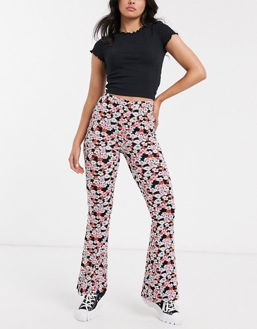 ASOS Design propone unos leggings del mismo corte pero con estampado de flores para alegrar la primavera (y el armario). 23,99 euros.