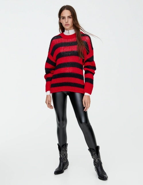 La tendencia del efecto piel empezó con estos leggings de polipiel. Desde entonces, ni famosas, ni it girls, ni influencers han podido resistirse. ¡Estás a tiempo! (12,99 euros en Pull&Bear).