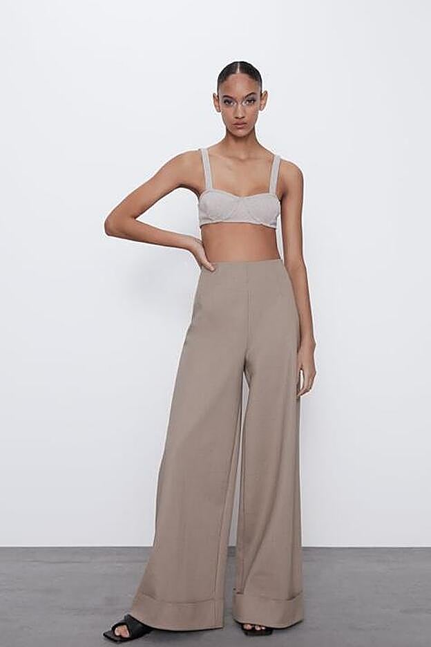 Un pantalón con pernera ancha en un color beis inusual, de Zara.