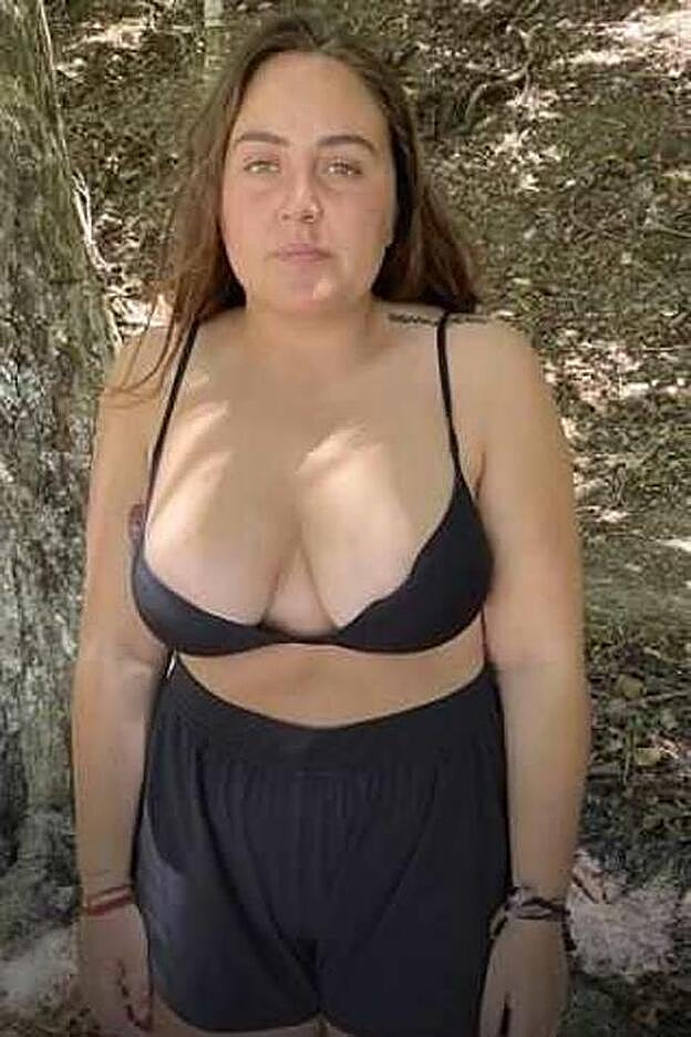 Rocío Flores se quita la camiseta, por fin, en 'Supervivientes 2020'.