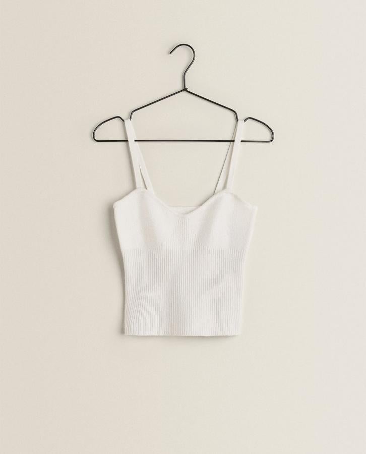 Top de punto blanco para terminar el look de tres piezas (y perfecto para verano), de Zara Home, (29,99 euros).