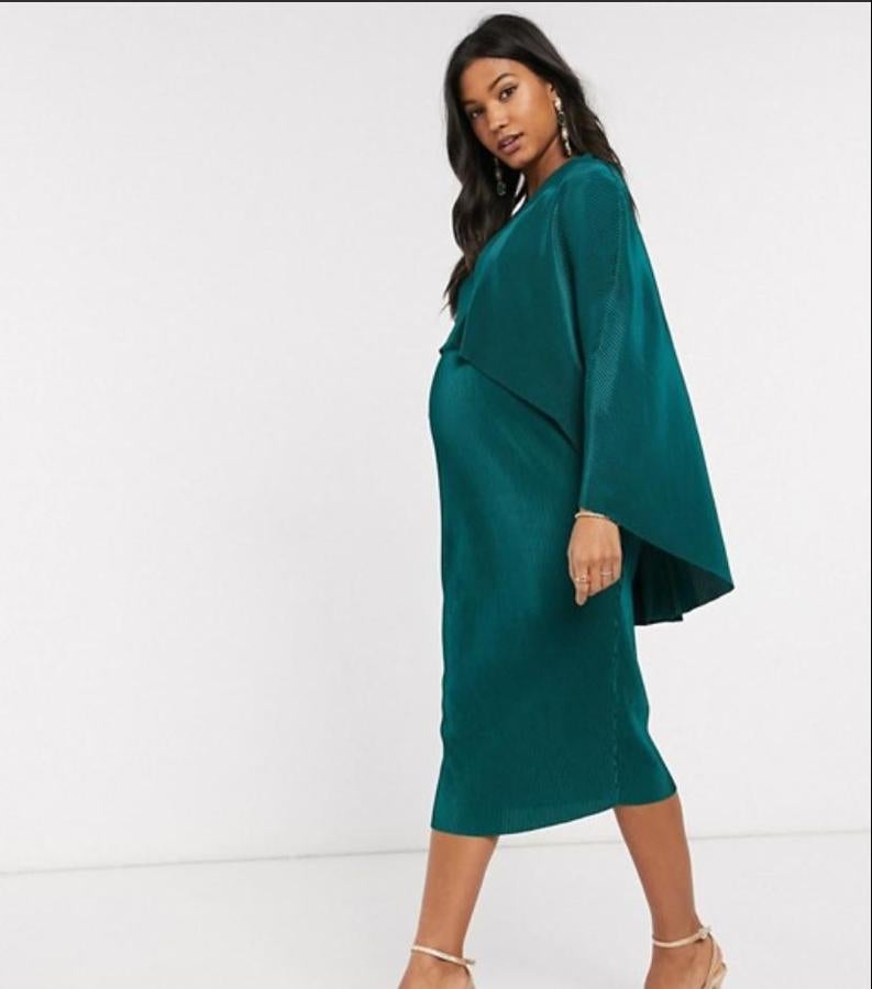 Vestido verde por la rodilla y capa incluida de Asos, (49,99 euros).