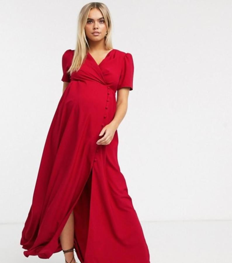 Vestido rojo para una boda de día con botones en la parte delantera de Asos, (51,99 euros).
