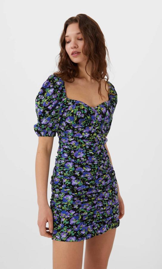 Mini vestido de flores con mangas abullonadas, de Stradivarius, (25,99 euros).