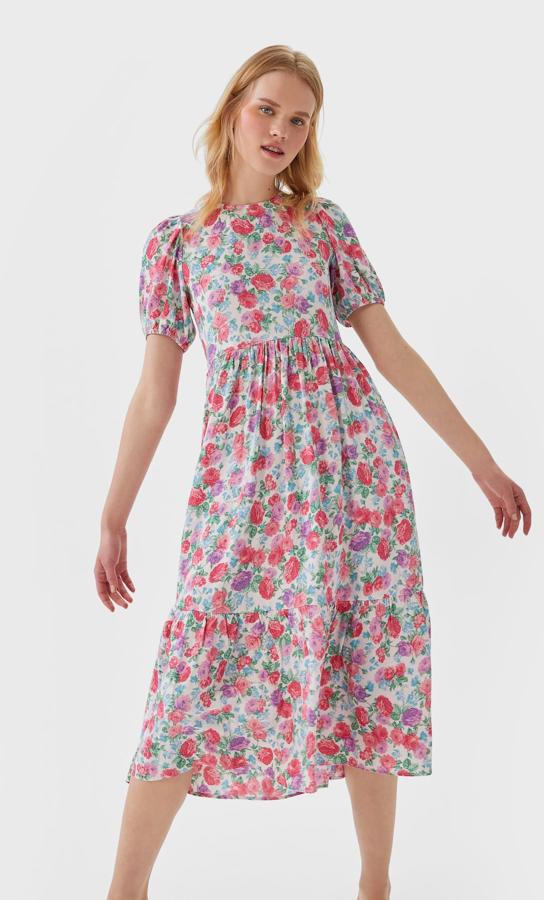 Vestido de flores con corte por debajo del pecho, de Stradivarius, (25,99 euros).
