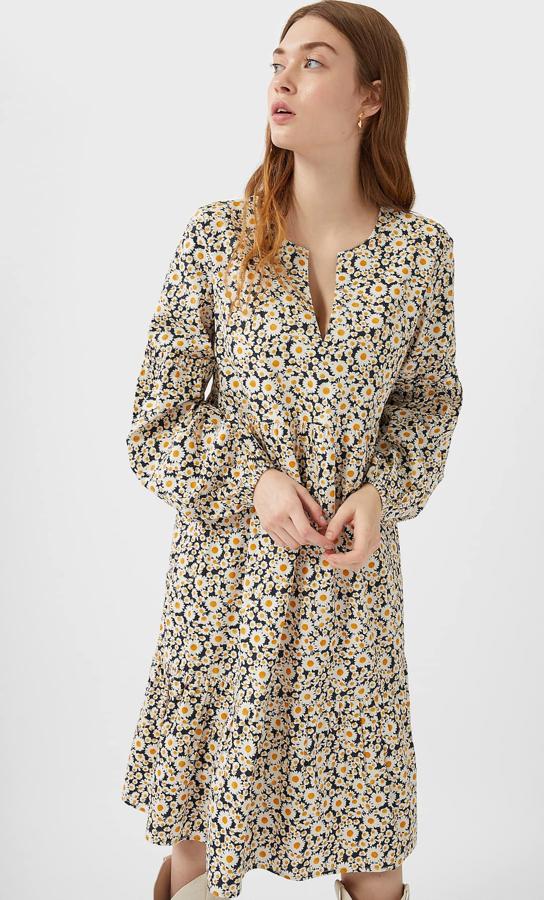 Vestido de manga larga con estampado de margaritas, de Stradivarius, (14,99 euros).