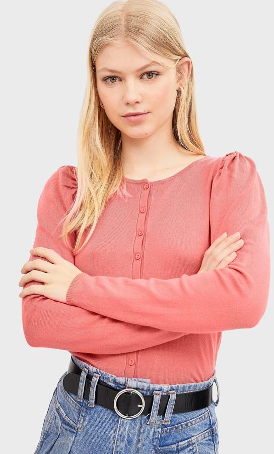 Los pasteles son básicos para la primavera, y este cárdigan de algodón en rosa maquillaje nos parece una prenda ideal para combinar con todos los tonos claros, y con el denim. Disponible en las tallas XS, S y XL, de 12,99 euros ha pasado a 6,49 euros.