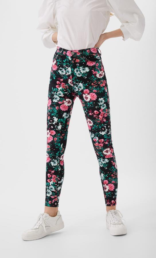 No hay primavera sin flores, y no tienen que estar solo en los vestidos, y este pantalón lo confirma. De tiro alto con pernera ajustada, este pantalón negro con estampado floral en fucsia y azul cielo ha pasado de 12,99 euros a 6,49 euros, y está disponible entre las tallas 32 y 44.