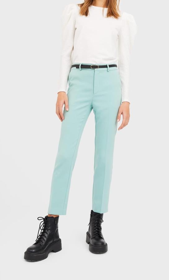 Verde pastel, aguamarina o simplemente azul. El caso es que este pantalón de vestir con cinturón fino a contraste es un acierto para nuestros looks de oficina y ha pasado de 19,99 euros a 9,99 euros. Está disponible entre las tallas 34 y 42.