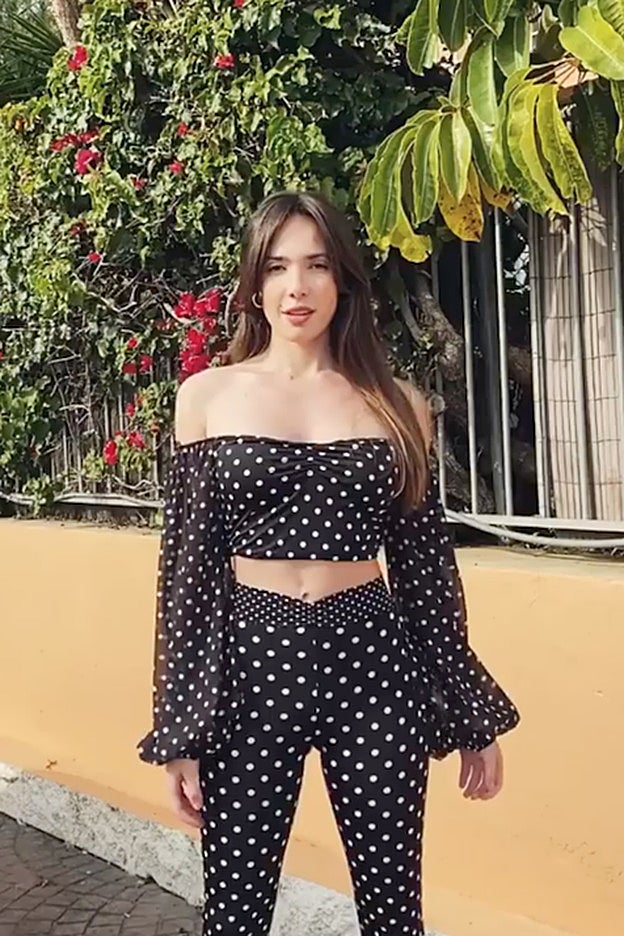 Impresionante conjunto de pantalón y top mesonero de lunares de Bershka.