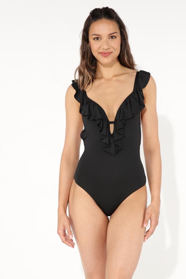Con volantes en escote y hombros,  este bañador negro de Tezenis tiene un precio de 22,99 euros . Con copas de triángulo con relleno, tiene cierre de lazo en la espalda y está disponible en las tallas S, M y L.
