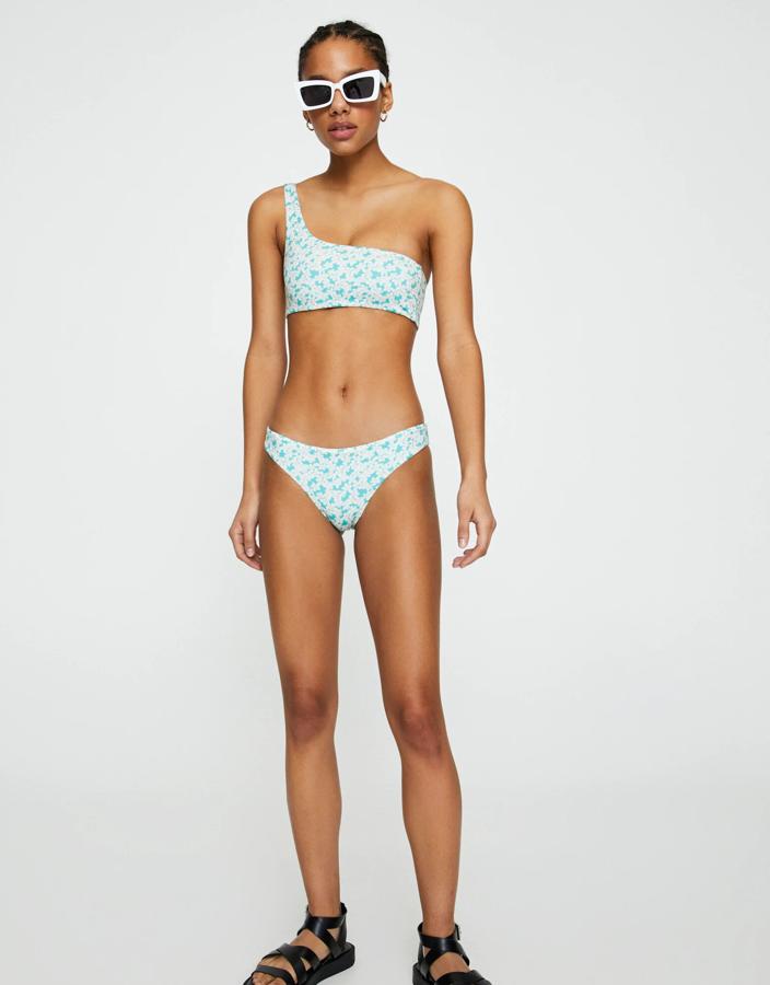 Conjunto de Pull & Bear formado por top con tirantes asimétricos en color verde agua con estampado de flores y escote cuadrado. Con un precio de 12,99 euros, tiene la braguita a juego por 9,99 euros.