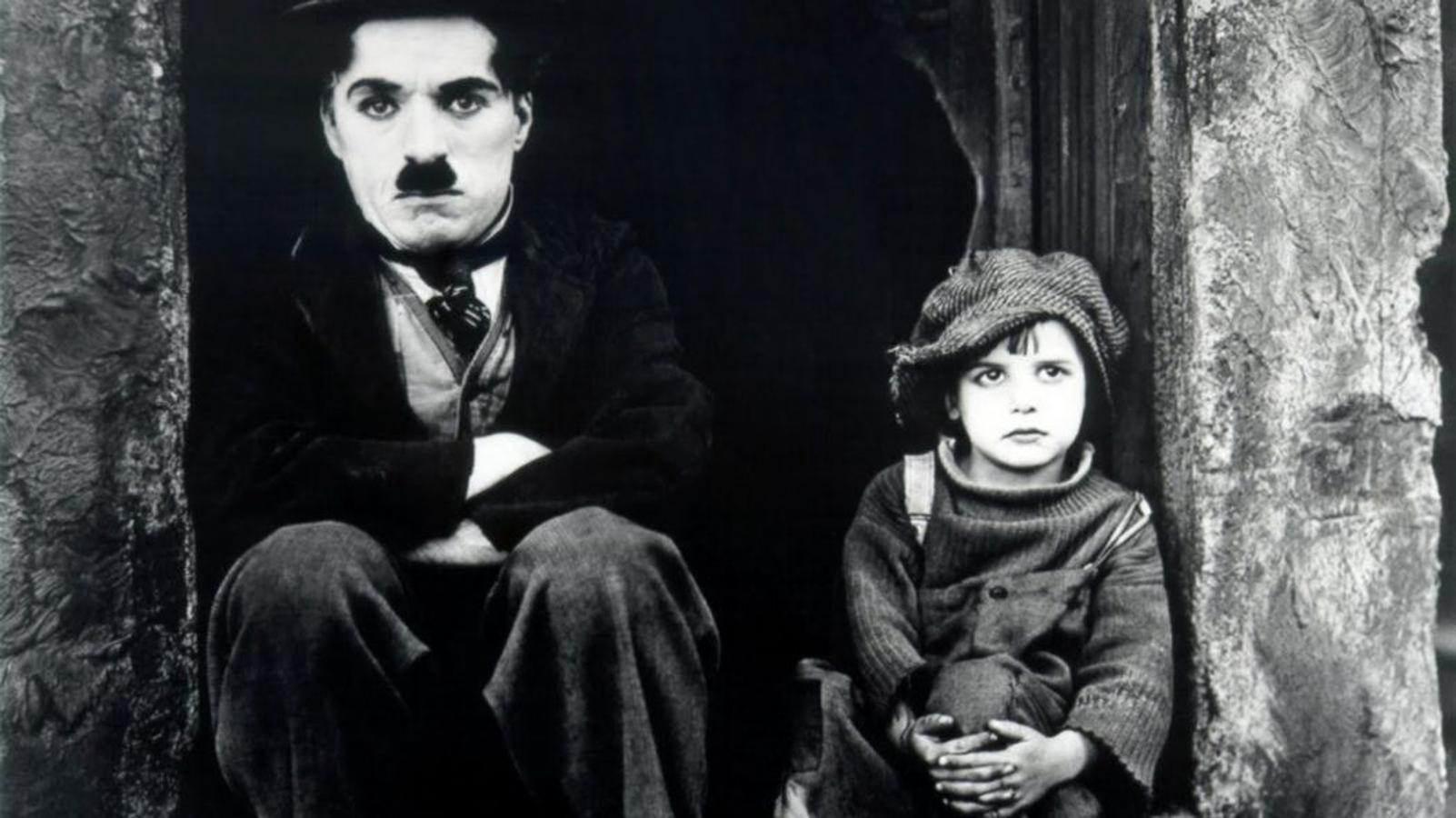 Esta película de Charles Chaplin (juntamente con Tiempos Modernos) es ideal para los más pequeños, que disfrutarán de las escenas cómicas a la vez que asimilan valores como la importancia de combatir la pobreza o luchar contra la injusticia. Y por si fuera poco, se convierten en pequeños cinéfilos. Que el blanco y negro y el cine mudo no te echen atrás. Disponible en Amazon Prime y Filmin.