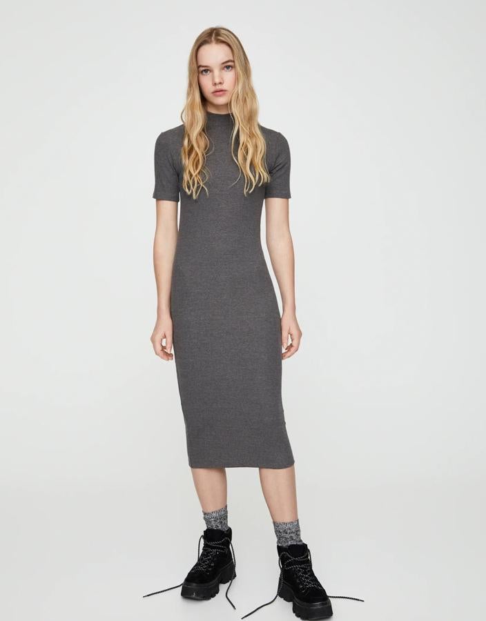 Este vestido midi de canalé de Pull & Bear marcará tus curvas al máximo. De manga corta y en color gris (también tienes la opción de color negro), está confeccionado en algodón ligeramente elástico, y tiene un precio de 9,99 euros.