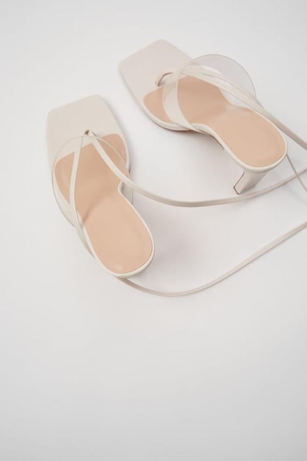 Sandalias de tacón blancas con tira de vinilo y cuerdas, de Zara (35,95 euros).