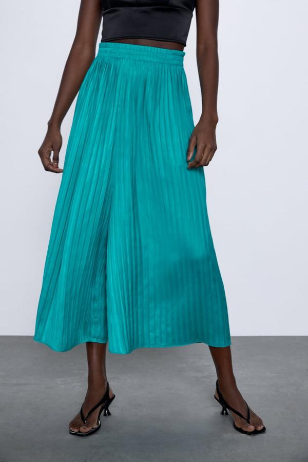 Pantalón turquesa fluido con cintura elástica y bolsillos, de Zara (22,95€).