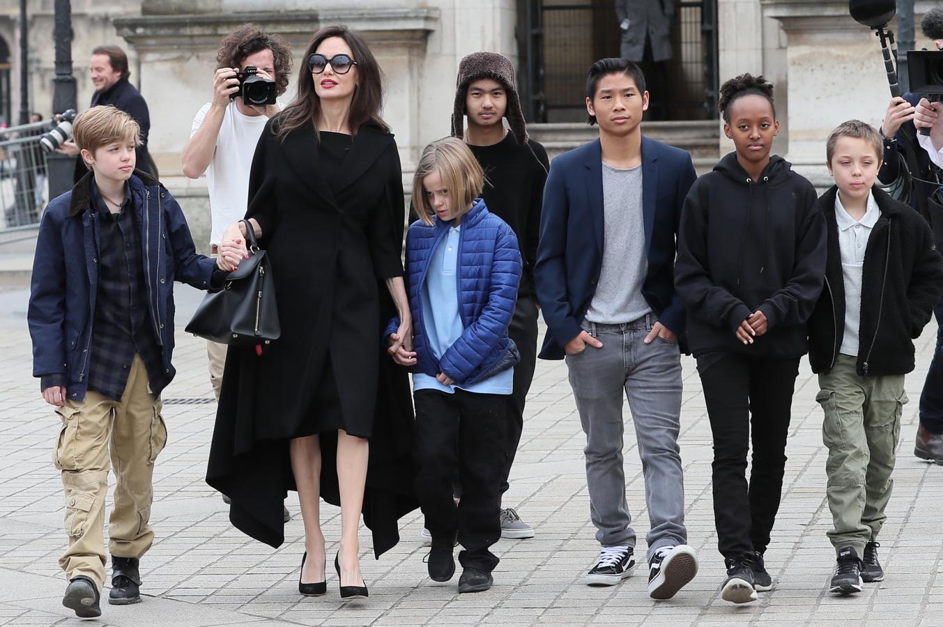 Junto a sus seis hijos pasa Angelina Jolie la cuarentena. Tras su polémico divorcio de Brad Pitt, la actriz trata de mantenerse lo más unida posible a sus seis hijos: Maddox, a quien adoptó en 2002 en Camboya; Zahara que llegó a su vida en 2005; Shiloh, su primera hija que nació en 2006; Pax, un niño vietnamita que adoptaron con tres años; y los mellizos Knox y Vivienne que nacieron en julio de 2008.