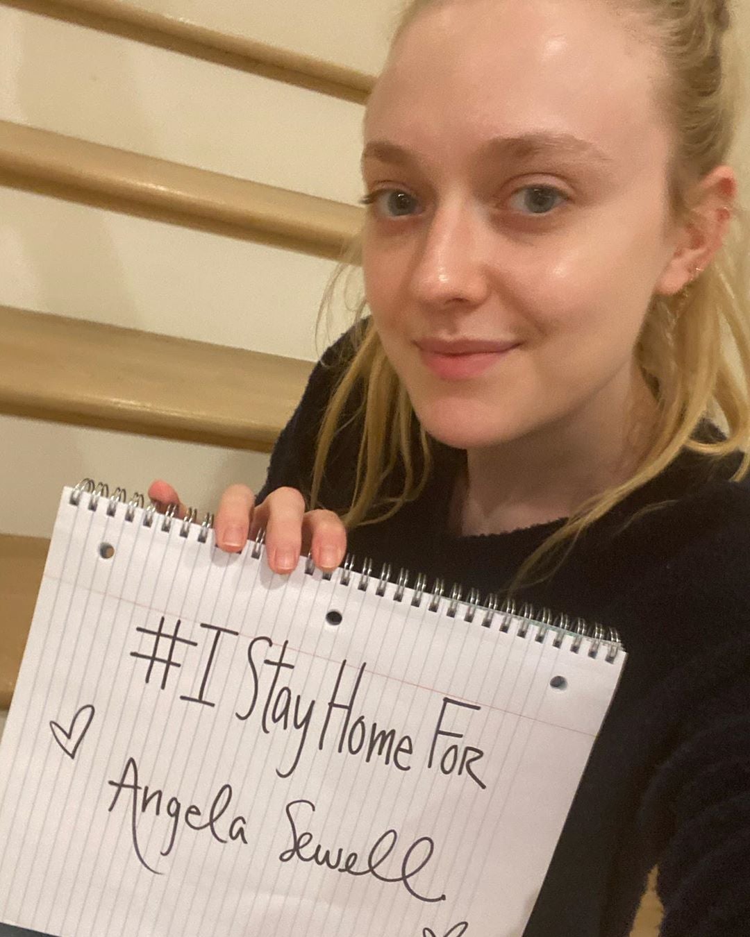 Dakota Fanning solo tiene 26 años, pero su piel casi traslúcida y sus ojeras profundas no mienten: el maquillaje hace milagros. Eso sí, esa luminosidad natural no se la quita nadie.