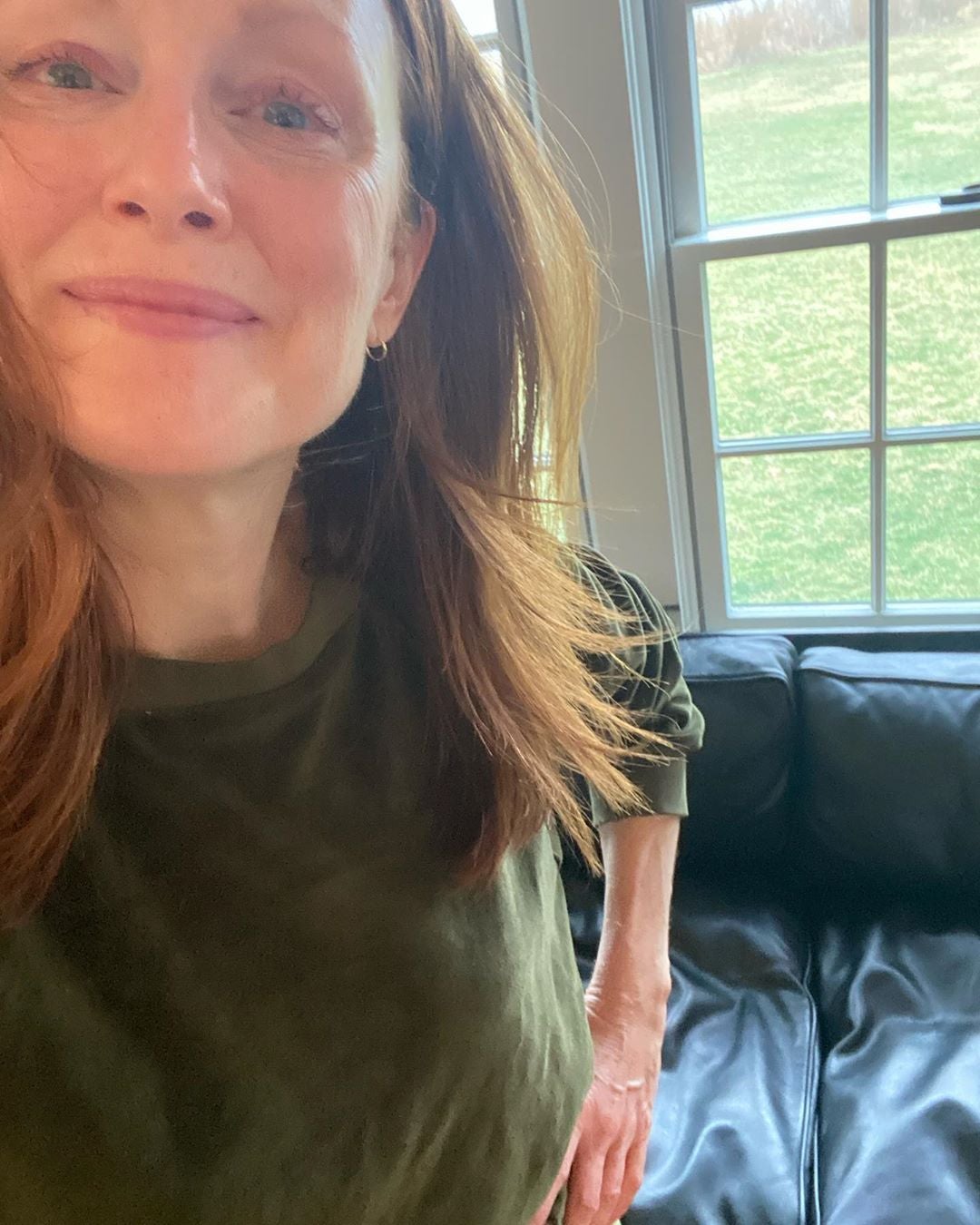 A pesar de ser la famosa más longeva de la lista (59 años), Julianne Moore ha preferido mostrar la realidad del confinamiento, la de estar en casa sin una gota de maquillaje (cejas incluidas) con la piel muy bien hidratada y cuidada.