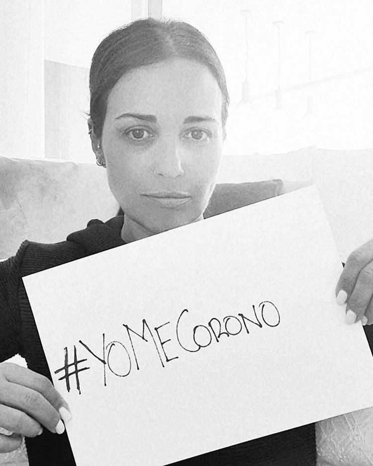 En blanco y negro, Paula Echevarría también ha querido compartir que se une a la campaña #YoMeCorono con un aspecto natural que nos encanta.