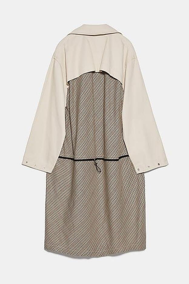 Esta gabardina de Zara lleva a su espalda un tejido estampado fantástico.