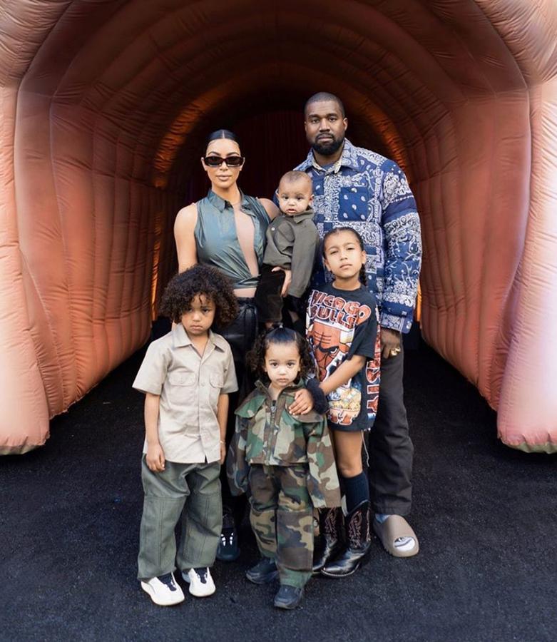 Kim Kardashian también nos ha querido mostrar a través de sus redes sociales su confinamiento en familia numerosa. La socialité y su marido, Kanye West, tienen cuatro hijos. La primera en llegar a este multitudinario clan fue North, que nació en junio de 2013; luego llegó Saint, que nació en diciembre de 2015; Chicago lo hacía en 2019 a través de un vientre de alquiler, al igual que Psalm, que nacía el año pasado. Eso sí, viendo las dimensiones de  la casa de Kim , estamos seguros que la cuarentena se pasa de otra manera…
