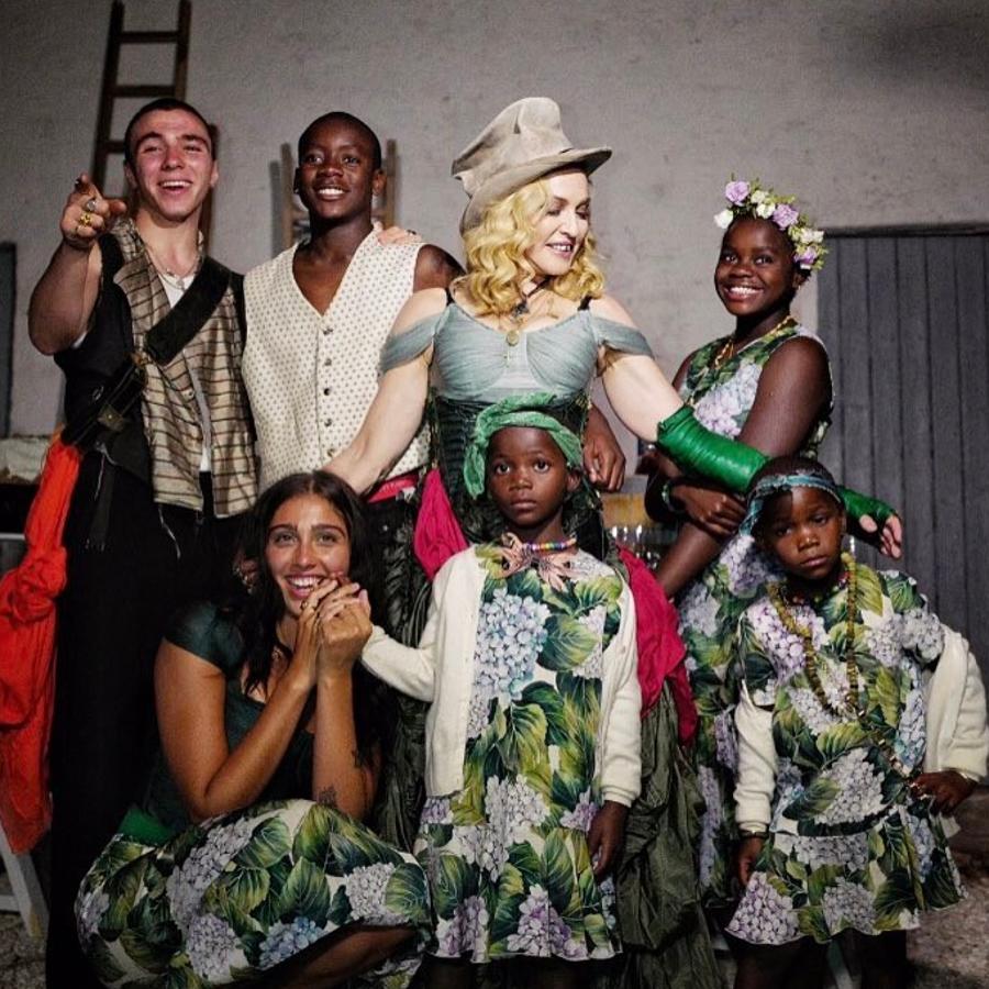 La cuarentena de Madonna está siendo de lo más entretenida. Y no solo por la compañía de sus seis hijos, además, la reina del pop está siendo bastante criticada en sus redes sociales, donde la han criticado duramente por, supuestamente, hacer  alarde de sus privilegios.  Eso sí, ella sigue tranquila y feliz con su numerosa familia, formada por su hija mayor Lourdes, Rocco, fruto de su matrimonio con Guy Ritchie, David y Mercy James, a quienes adoptó en Malaui, y las gemelas Esther y Stella.