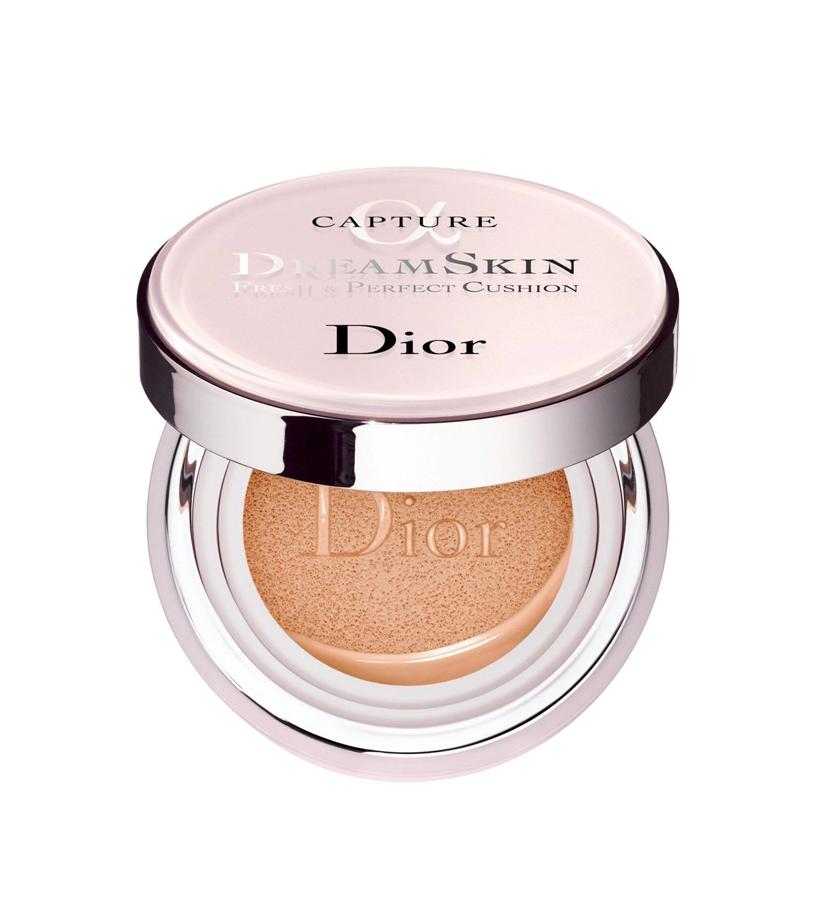 Toda la potencia correctora y perfeccionadora de la celebrada fórmula Dreamskin en una polvera nómada con la puedes perfeccionar tu piel en cualquier momento. Su textura se fusiona con la piel para unificarla con total transparencia y corregir la apariencia de pequeñas imperfecciones: rojeces, poros dilataos y brillos. Protección SPF 50-PA+++.  Dreamskin Moist & Perfect Cushion de Dior  (81,95 €).