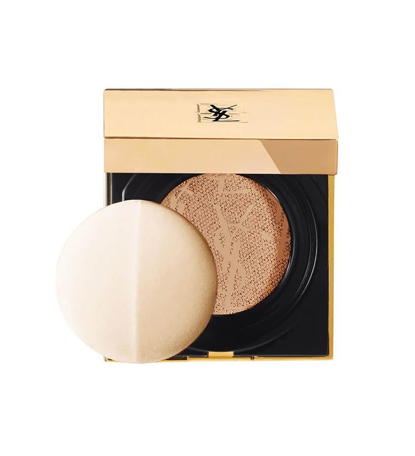 Una base de maquillaje fresca y combinable que te ofrece una cobertura modulable, y una luminosidad y cobertura personalizables. Su fórmula, enriquecida con un complejo hidratante repleto de antioxidantes, se adhiere suavemente a la piel con una sensación de piel desnuda de larga duración.  Touche Éclat Le Cushion de YSL Beauté  (51,95 €).