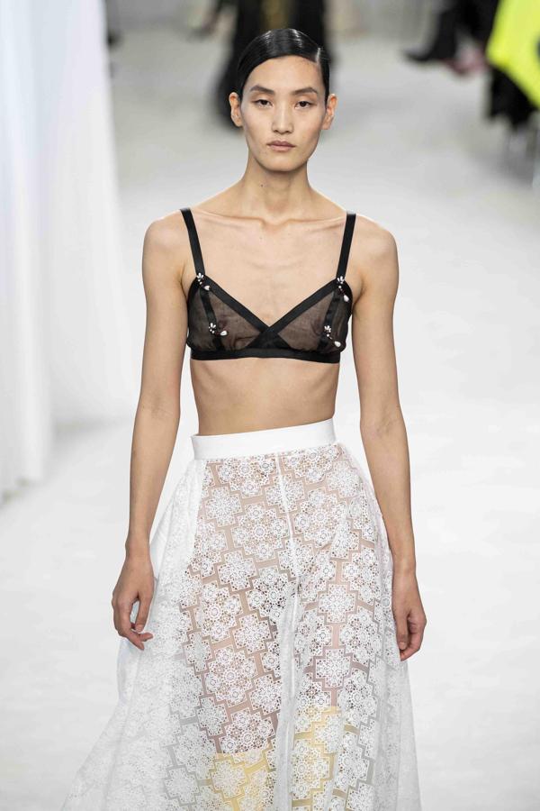 El cajón de la lencería, ese eterno olvidado. El epicentro de la piedra angular de la sensualidad femenina a la que desde los años noventa, nadie recurría para mostrarlo abiertamente en todo su esplendor. Y sino que se lo digan a Sarah Jessica Parker, Gwen Stefani o incluso Madonna, que lo supieron convertir en el comodín para cualquiera de sus salidas en público. Ahora luce mas que nunca combinado con una sencilla falda de vuelo o combinado con una americana oversize.