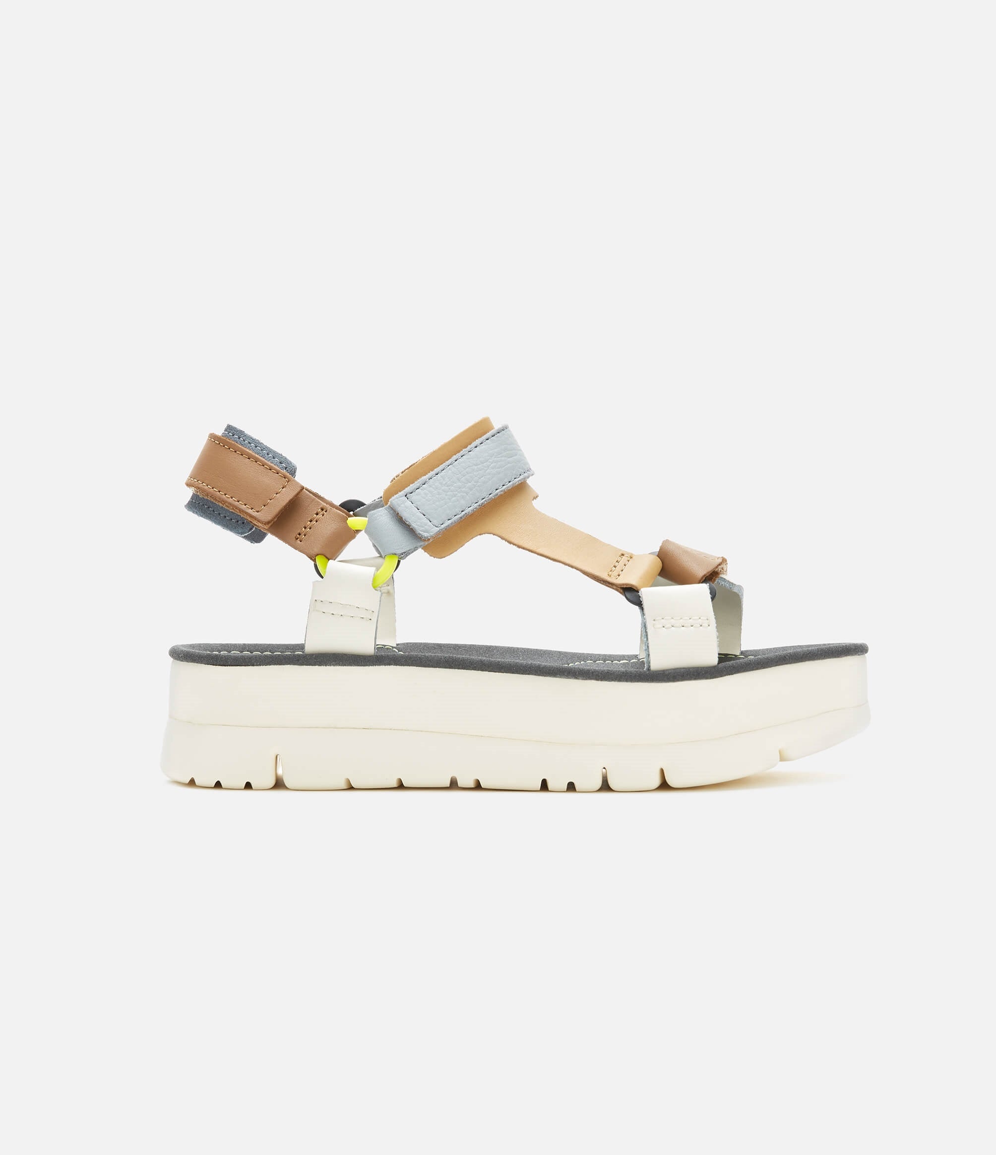 Ficha el modelo Oruga Up de Camper, unas sandalias ugly en piel multicolor que "aportan unos centímetros extra de altura y un look único". (110 euros).