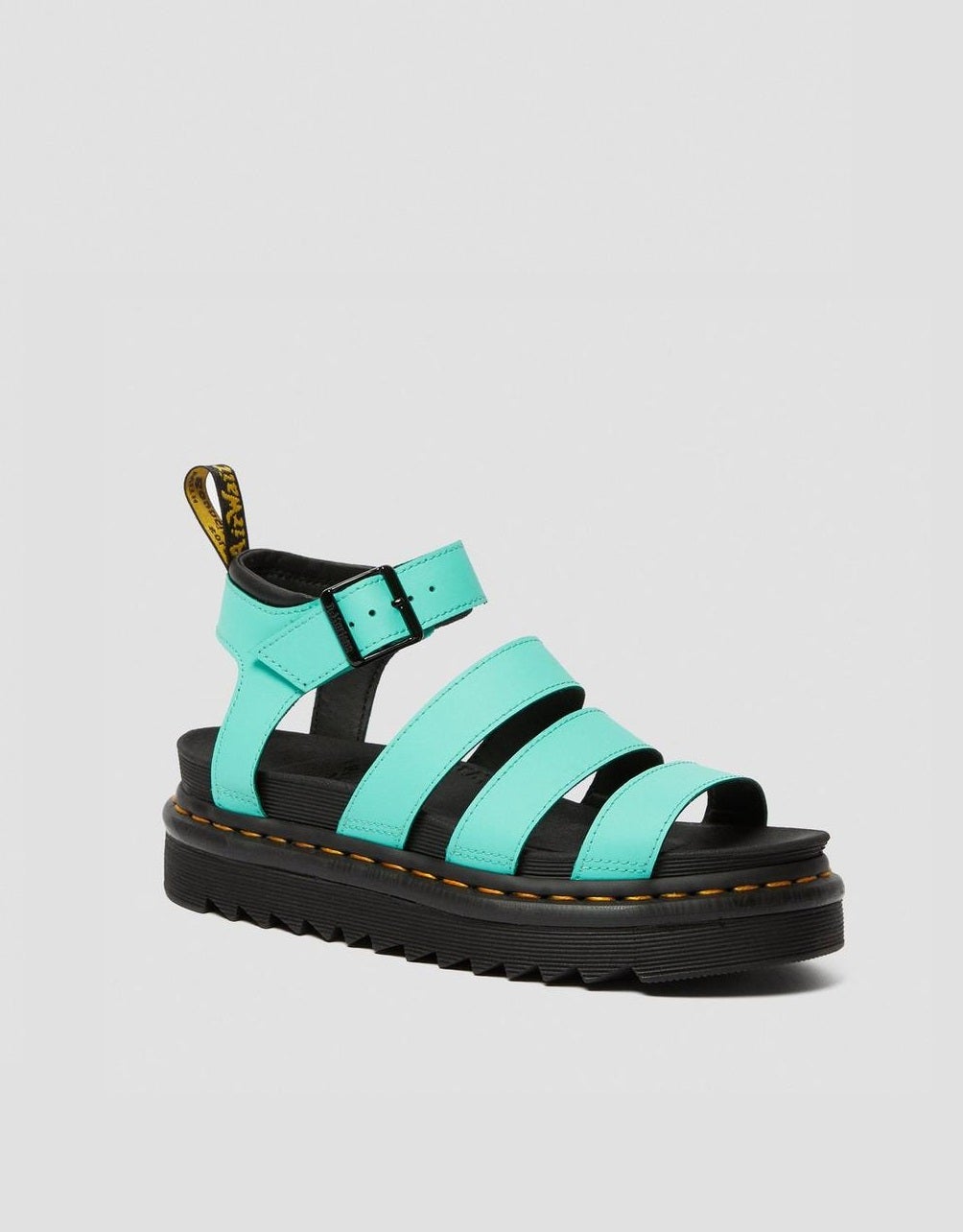Las sandalias de gladiador Blaire de Dr. Martens se tiñen de tonos vivos como el peppermint green para dar color a tu armario esta temporada. Una versión cómoda y sofisticada a partes iguales. (129 euros).