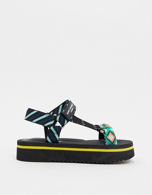 Sandalias ugly con bordados étnicosx y rayas en tonos verde menta de Kurt Geiger London Olivia. (136,99 euros en Asos).