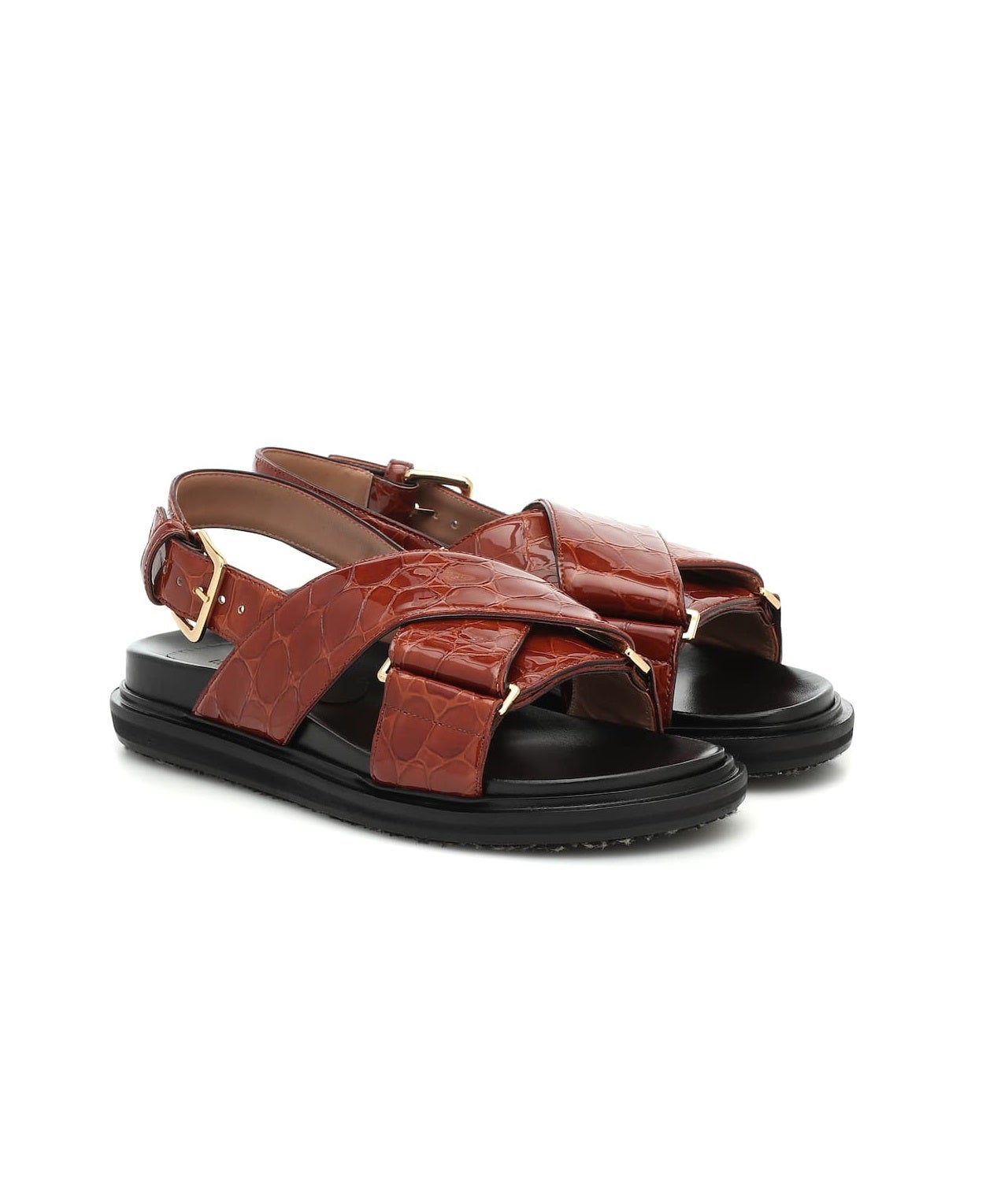 Sandalias de piel efecto cocodrilo de Marni en tono marrón. (590 euros en MyTheresa).